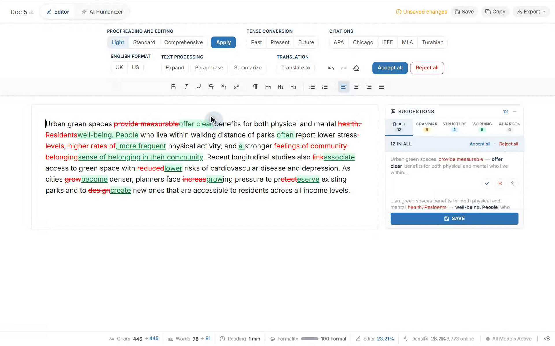 A ProofreaderPro szerkesztő képernyőfelvétele egy tudományos bekezdés parafrazálásáról: a szöveg beillesztése, a Paraphrase futtatás elindulása, majd az átírt változat követett módosításokként jelenik meg a javaslatpanellel és a szerkesztési metrikákkal együtt