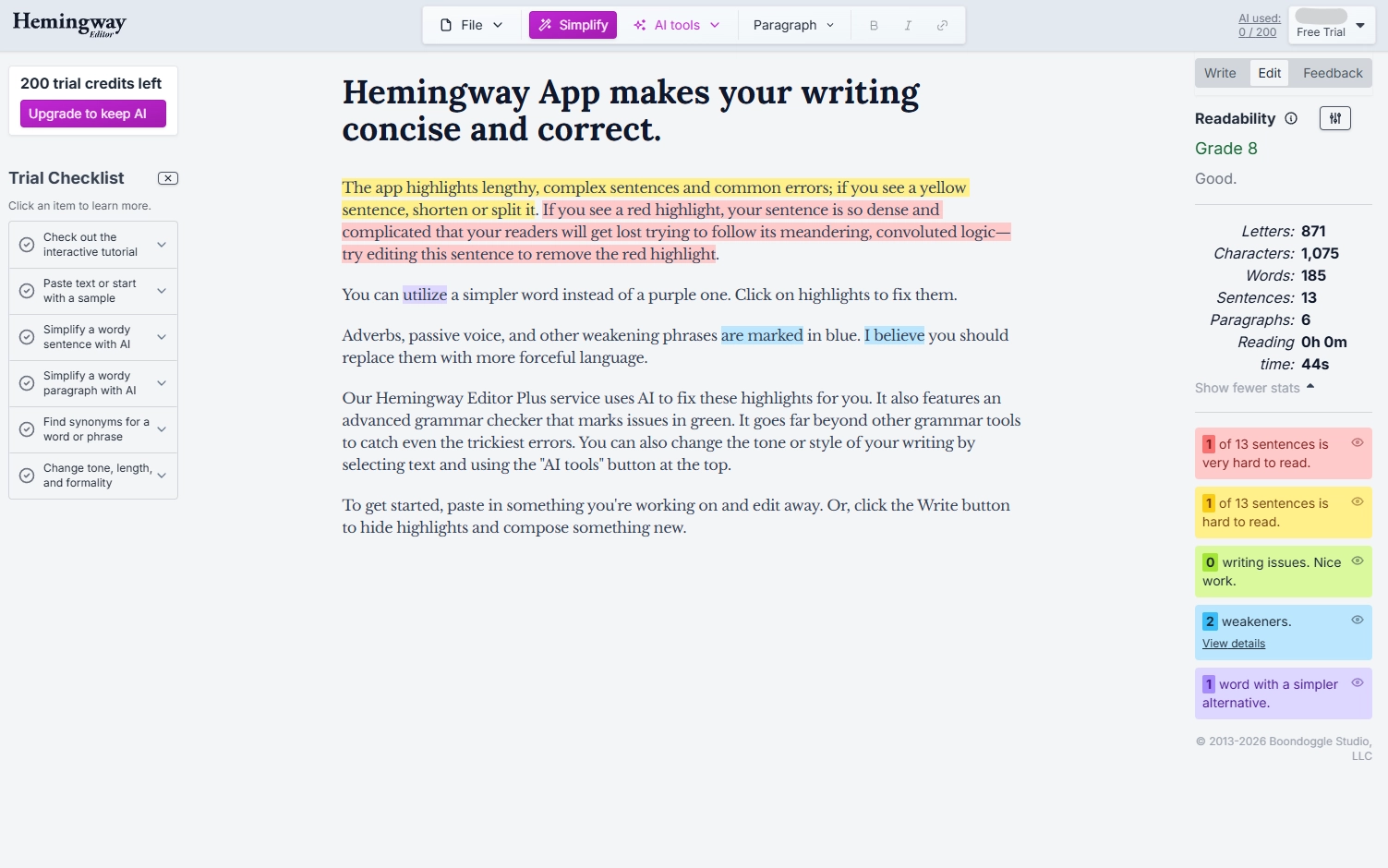 Hemingway Editor कठिन-से-पढ़े जाने वाले वाक्यों, passive voice, और adverbs को color-coding के साथ, grade 8 readability score के साथ दिखाता है