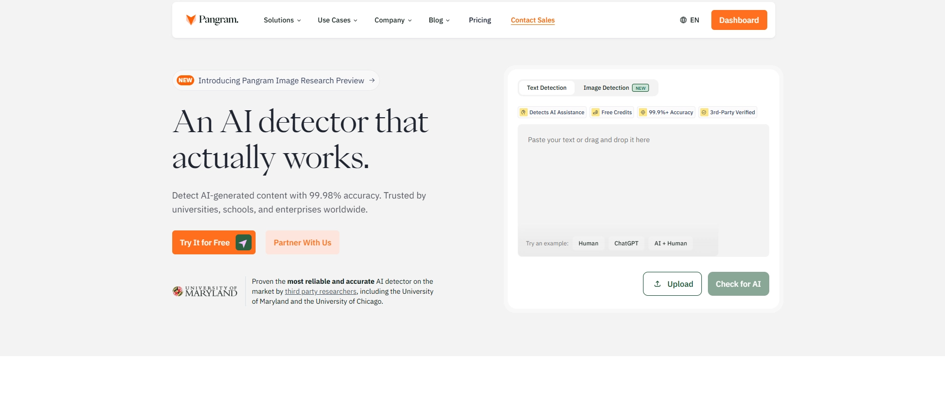 Pangram AI detector homepage जो 99.98% accuracy का दावा कर रहा है, जिसे University of Maryland सहित third party researchers ने verify किया है, साथ ही text और image detection tabs हैं